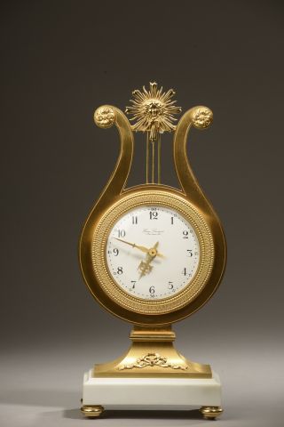 Null HOUR LAVIGNE Paris.

Lyre clock in gilt bronze on a white veined marble bas&hellip;