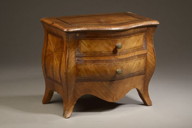 Null Small chest of drawers of mastery strongly curved in veneer of rosewood and&hellip;