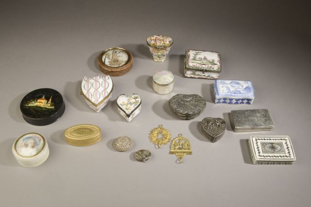 Null Set of fourteen small boxes in porcelain, silver, gilt metal, mother-of-pea&hellip;