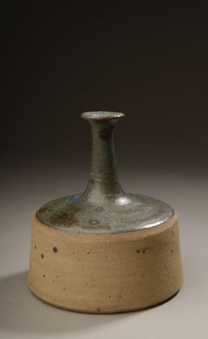 Null 一件炻器的Soliflore花瓶，部分上了蓝釉。

签名：G.蓓尔。

约1940年。

高度：15厘米。15厘米 - 直径：13厘米