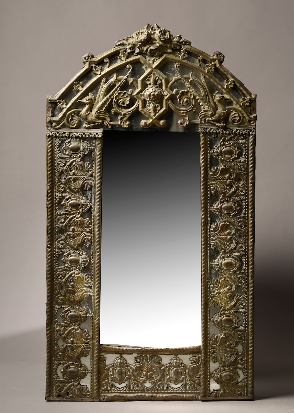 Null Rectangular mirror applied with brass embossed with griffins, the pediment &hellip;