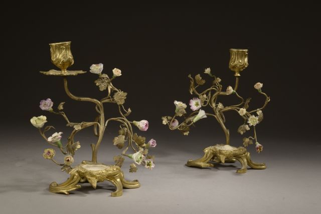 Null 一对带有Rocaille风格的瓷器花朵的乌木烛台（中央装饰缺失，花朵略微缺失）。

路易十五风格，19世纪末。

高度：20厘米。高度：20厘米


&hellip;