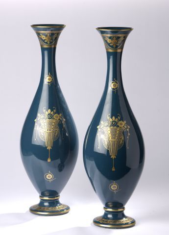 Null 图尔的JAGET ET PINON制造。

一对蓝色陶器的大柱形花瓶，带基座，上面有镀金的花和花篮装饰。

邮票和签名的Panon-Heuzé。

装&hellip;