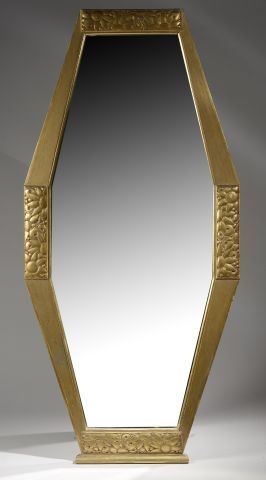 Null 
八角形的木制镜子，雕刻着花朵和镀金的古铜色。




装饰艺术风格。




身高：169厘米169 cm - 宽度 : 81 cm