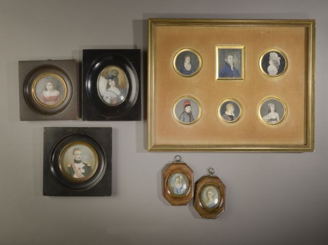 Null 
一套五幅有框的微型画（其中一幅微型画被拆开）和一框六幅水粉画纸上的微型画，表现的是有素质的男人和女人的画像。 




19世纪和20世纪。 


&hellip;