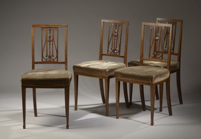 Null Suite von vier geraden Stühlen aus Mahagoni und hellen Holzfilets, die rech&hellip;