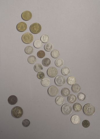 Null Lotto di 34 monete varie in argento e metallo, tra cui un denario d'argento&hellip;