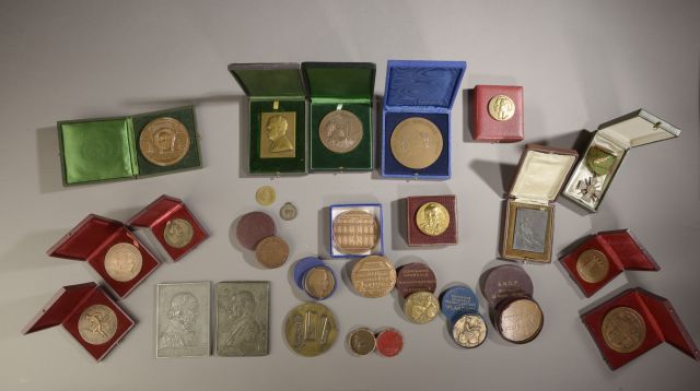 Null 一套大约20枚餐桌和装饰用的奖章，有些还在盒子里，包括。

- A Croix de Guerre 1939 ;

- 纪念皇帝的勋章--1840年6&hellip;
