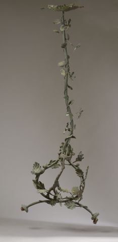 Null Lustre en bronze à patine verte figurant des branches de chêne entrelacées &hellip;