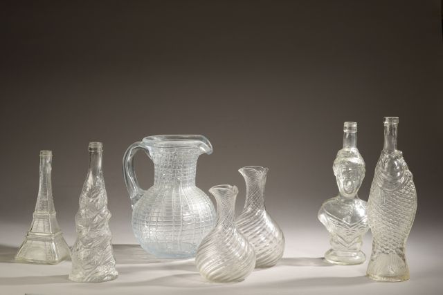 Null 玻璃套装包括。

- 两个扭曲的吹制玻璃酒壶，19世纪。

- 四个模制的玻璃瓶，形成一个女人的半身像，一个埃菲尔铁塔，一棵冷杉树和一条鱼，20世纪。&hellip;