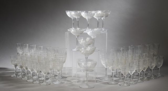Null 切割水晶玻璃服务套装包括 :

- 十二个水杯 ;

- 十二个红酒杯 ;

- 十二个白酒杯。

- 十个香槟酒杯。