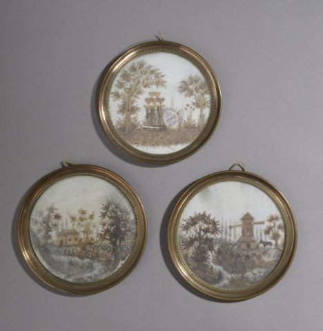 Null Drei Miniaturen mit Landschaftsdekor aus Pflanzenfasern, eine davon mit der&hellip;