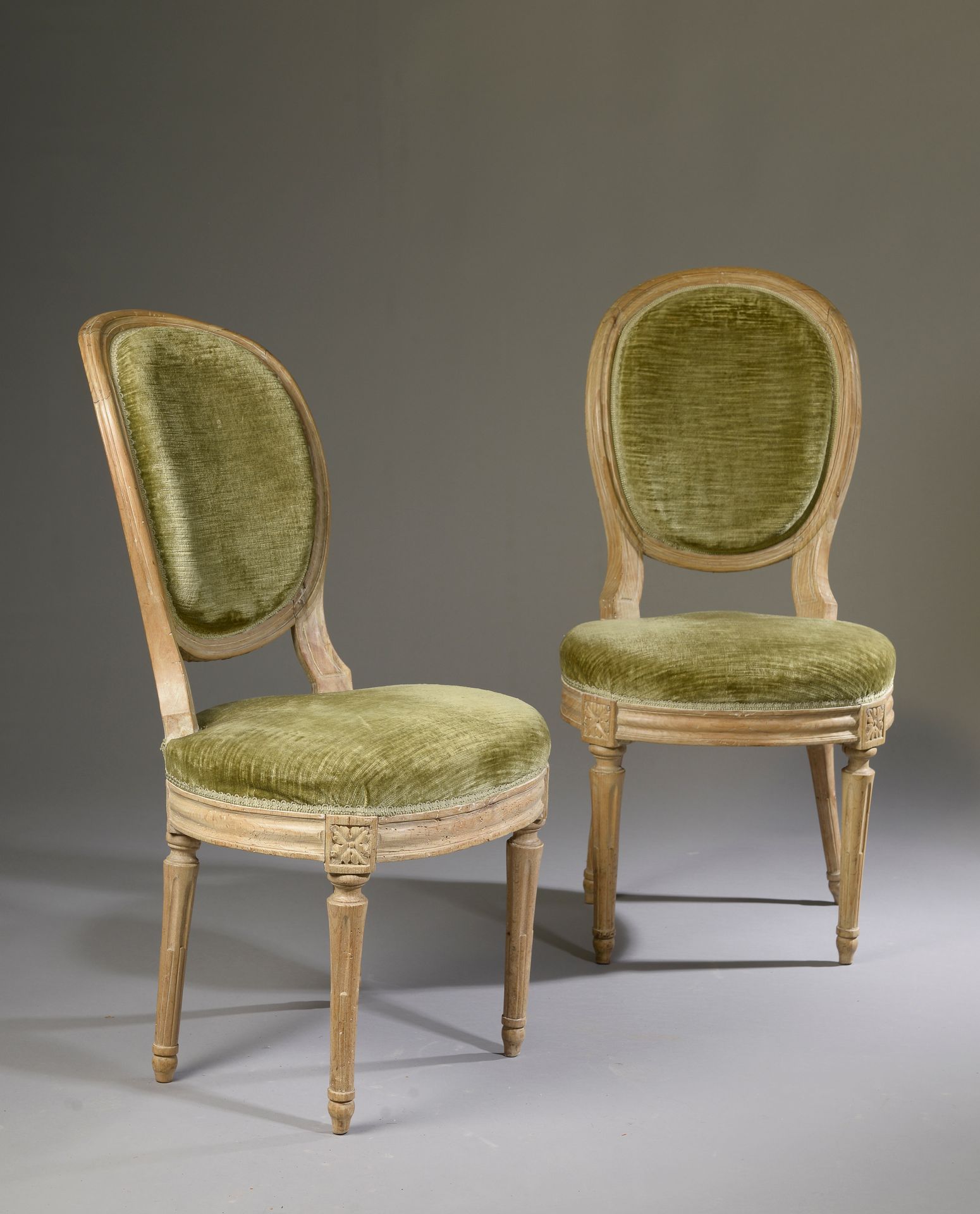 Null 
一对山毛榉木拼接椅，四条凹槽锥形腿（大量修复）。 




路易十六的风格。




绿色天鹅绒内饰（已磨损）。 




高度：90厘米90 cm&hellip;
