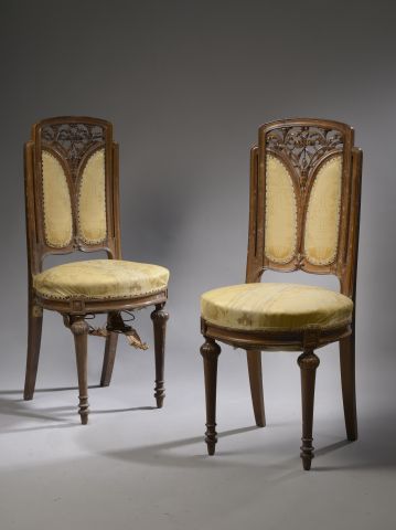Null 一对胡桃木椅子，高背上装饰着对称的叶子，前腿是环形的，后腿是剑形的。

意大利，19世纪末或20世纪初。

后来的一条腿上有标签和铁痕的痕迹。

身高&hellip;