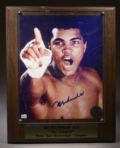 Null 由穆罕默德-阿里签名的照片，呈现在有机玻璃下（有一道划痕），编号为002899，有真实性证书，标有 "穆罕默德-阿里，"最伟大"，三届重量级冠军 "的&hellip;