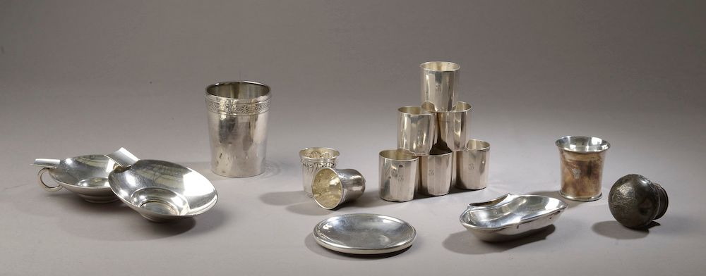 Null Set aus Silber bestehend aus : 

- sechs Schnapsgläser;

- zwei Aschenbeche&hellip;