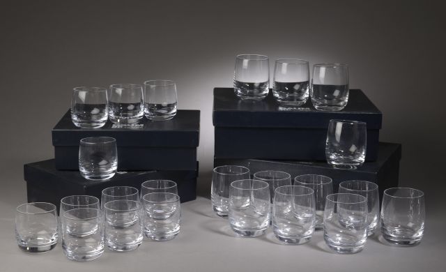 Null 法国DAUM公司。

水晶服务套装包括12个大高脚杯或威士忌酒杯和11个小高脚杯。

底下有标记。

高度：9.5和7厘米。9,5和7厘米

在他们的&hellip;