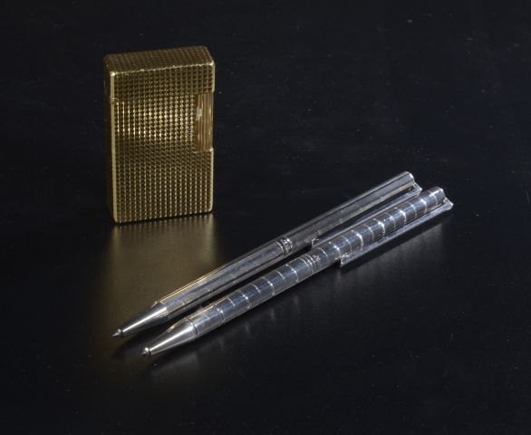 Null ST DUPONT.

Deux stylos bille en métal argenté strié, l'un à la verticale, &hellip;