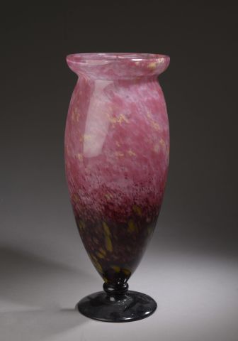 Null 施耐德。

粉红色和棕色大理石花纹玻璃的锥形花瓶，有宽大的脖子。

签名。

高度：38.5厘米。高度：38.5厘米



附有一个自由形式的玻璃灯座&hellip;