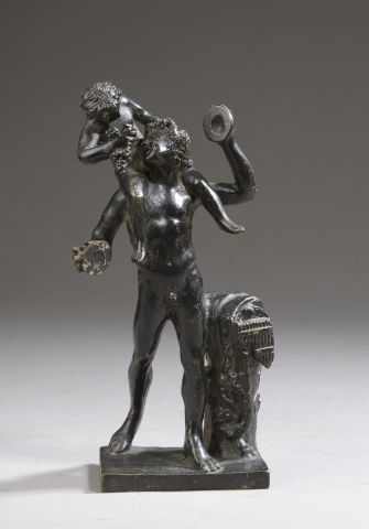 Null 在皮特罗-马苏里（19世纪）之后。

潘神打着钹，巴克斯的孩子在他肩上。

青铜，有黑色铜锈（磨损）。

高度：16厘米16 cm - 宽度 : 6,&hellip;