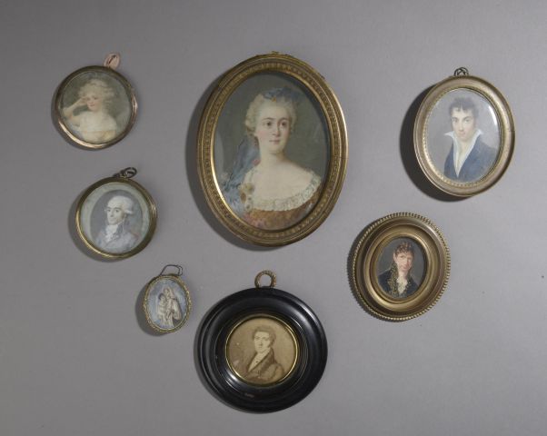 Null 一套7幅18世纪和19世纪的微型画（有皱纹，有斑点）。

- 三幅妇女肖像。

- 三幅男人的肖像。

- 圣母与儿童。

高度：3.5至12厘米。3&hellip;
