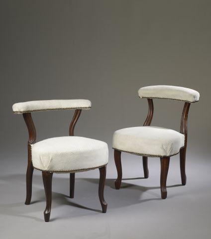 Null 两把模制桃花心木椅子，四条弧形腿（修复）。

路易-菲利普时期。

高度：65厘米65 cm - 宽度 : 35 cm - 深度 : 46 cm


&hellip;