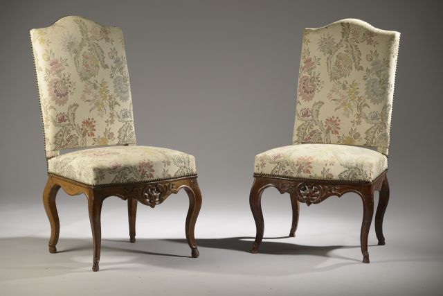 Null Pair of chairs in natural wood, molded and carved with openwork shells. The&hellip;