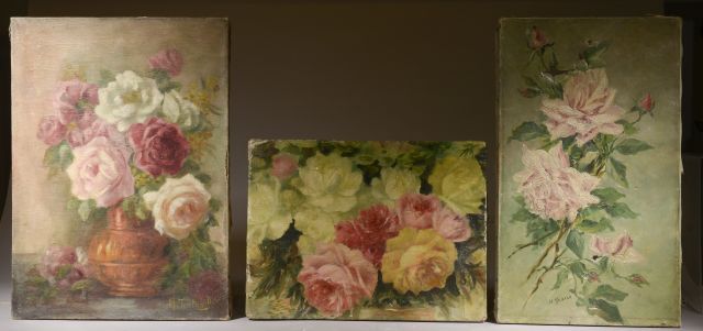 Null 由三幅油画组成的套房，描绘了玫瑰花束，其中两幅有签名（其中一幅有事故）。

最大尺寸：高度：45.5厘米45,5 cm - 宽度 : 33 cm