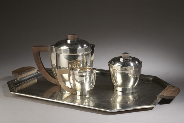 Null PUIFORCAT.

Part of a tea service in silver plated metal, the body plain, t&hellip;