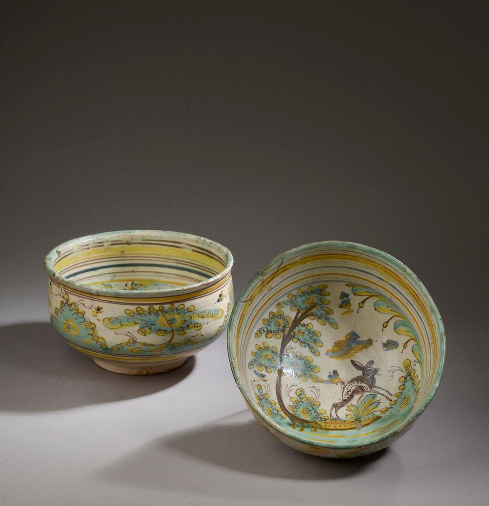 Null 
两个大的陶器碗，上面装饰着风景中的动物（修复）。 




西班牙，塔拉维拉，18世纪。




高度：12.5厘米。12,5 cm - 直径：22&hellip;