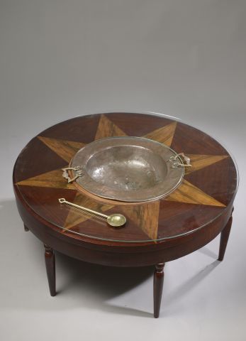 Null Coffee table brazier, formed of a circular base with six legs, the star inl&hellip;