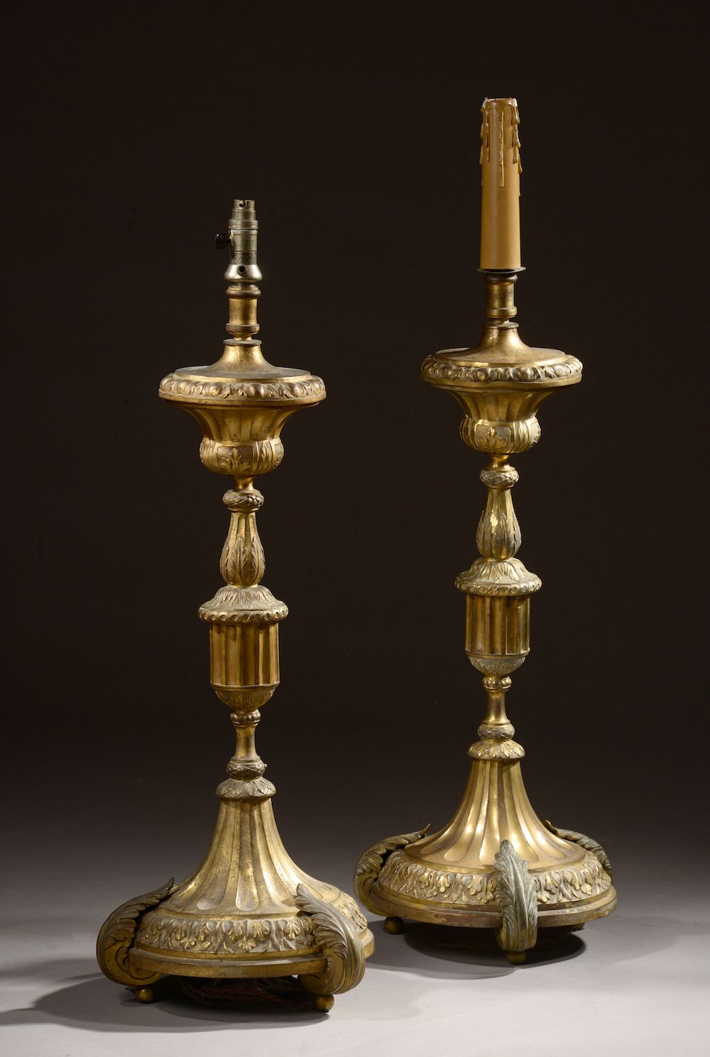 Null 一对重要的镀金和压花的铜制长矛，搁置在三个铜制的刺桐脚上（磨损，凹陷）。

18世纪晚期。

作为一盏灯安装。

高度：95厘米。高度：95厘米
