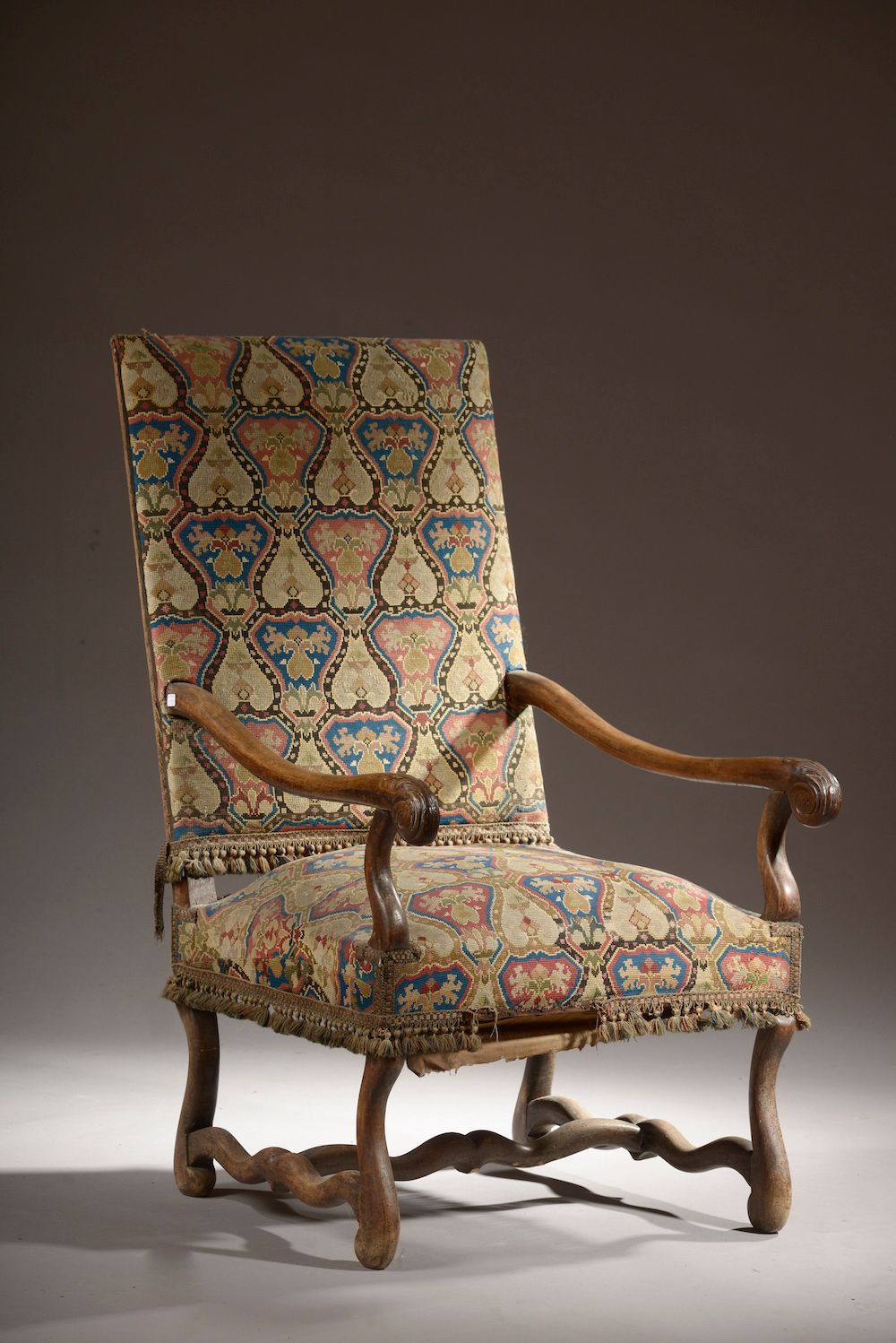 Null 
雕刻的木制扶手椅，有一个平坦的靠背和一个由支柱连接的 "羊骨 "底座（座椅结构受损）。




路易十四风格。




饰面为小圆点，带有几何图案。&hellip;