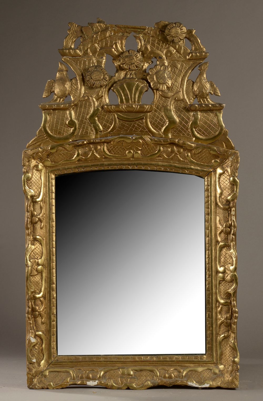 Null 木制花架镜，在格子背景上雕刻着鸟和花，灰泥和镀金（缺失）。

18世纪。

高度：76厘米高度：76厘米