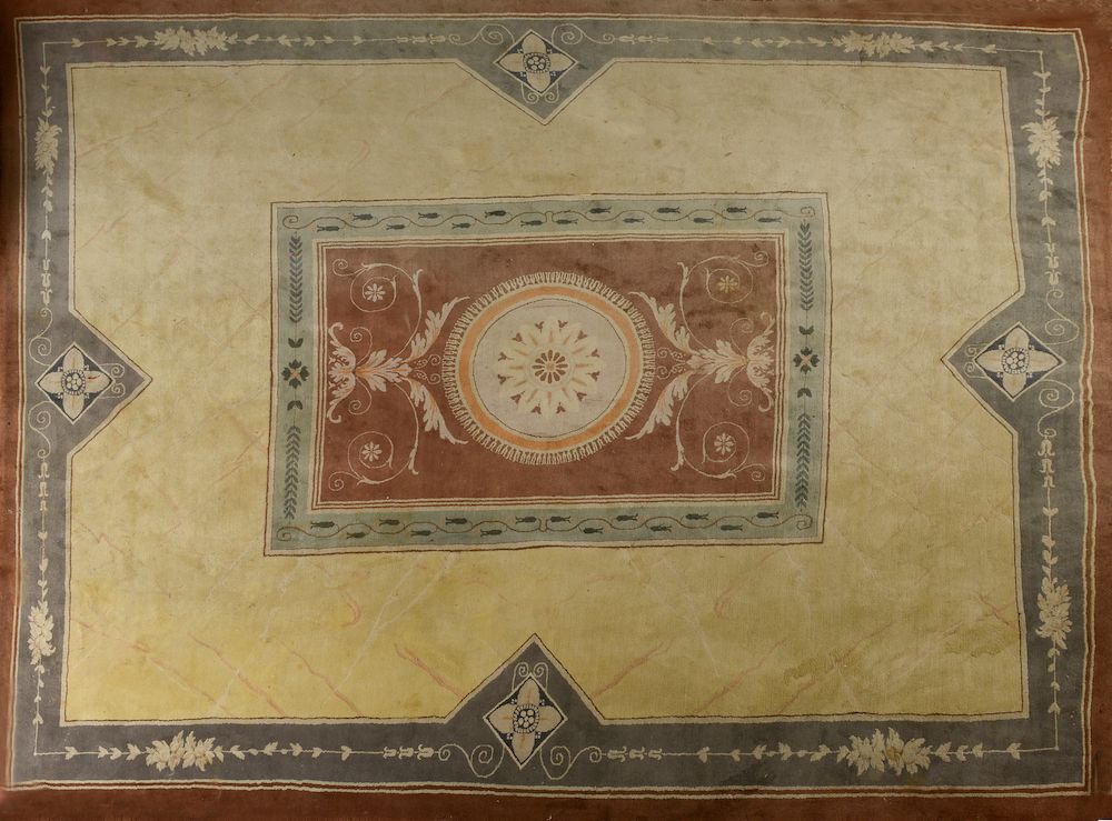 Null 萨翁内里风格的重要地毯，以羊毛天鹅绒和棉布为基础。象牙色的场地，有瓦片形式的半圆形线条，装饰有一个大的中央长方形冰纹奖章，中央有一个圆形的花纹奖章。边&hellip;