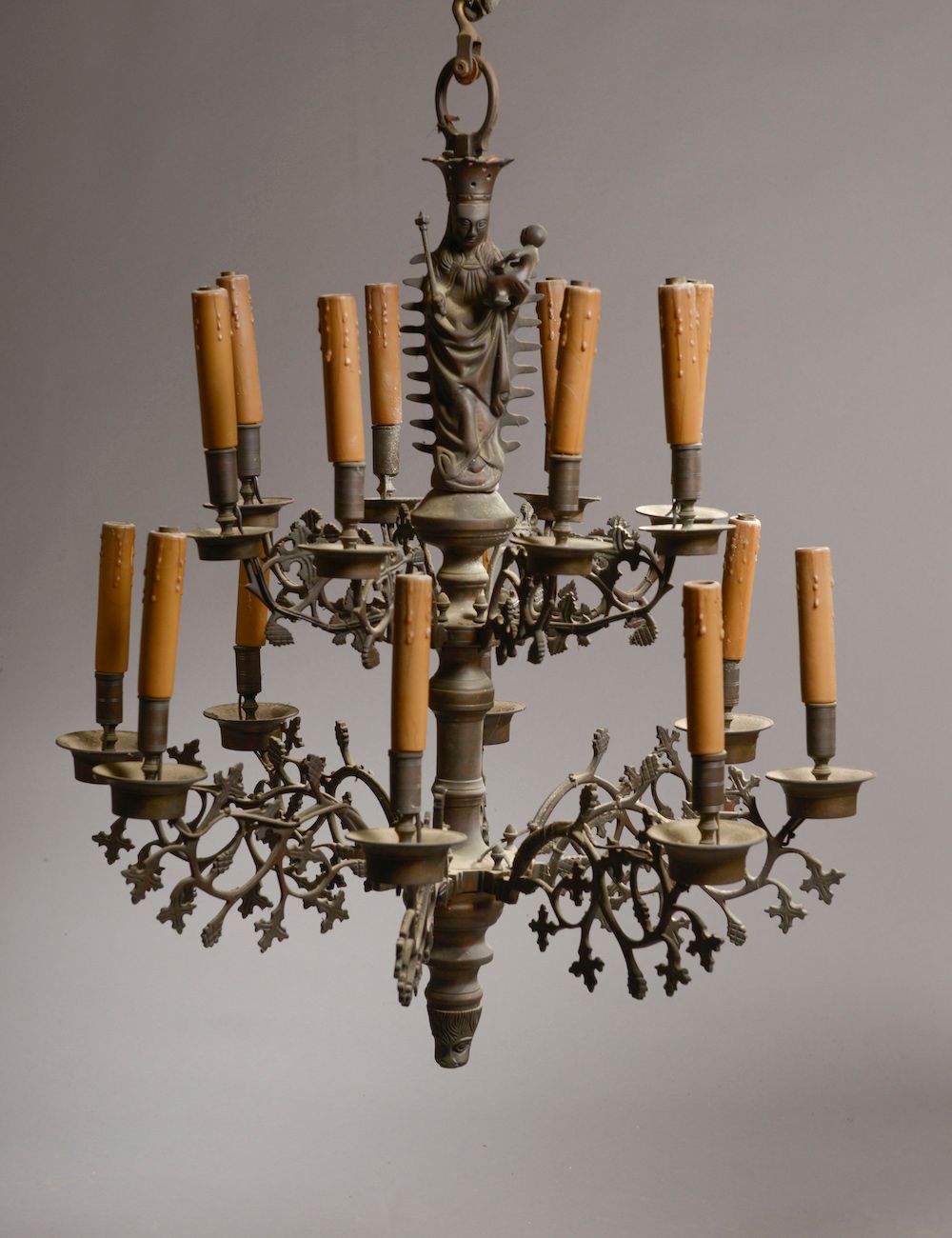 Null 一盏青铜吊灯，有两个偏移的八灯冠和镂空的风格化的叶子臂，轴上有一个圣母和儿童。

在15世纪的佛兰德人的品味中。

高度：85厘米85 cm - 宽度&hellip;