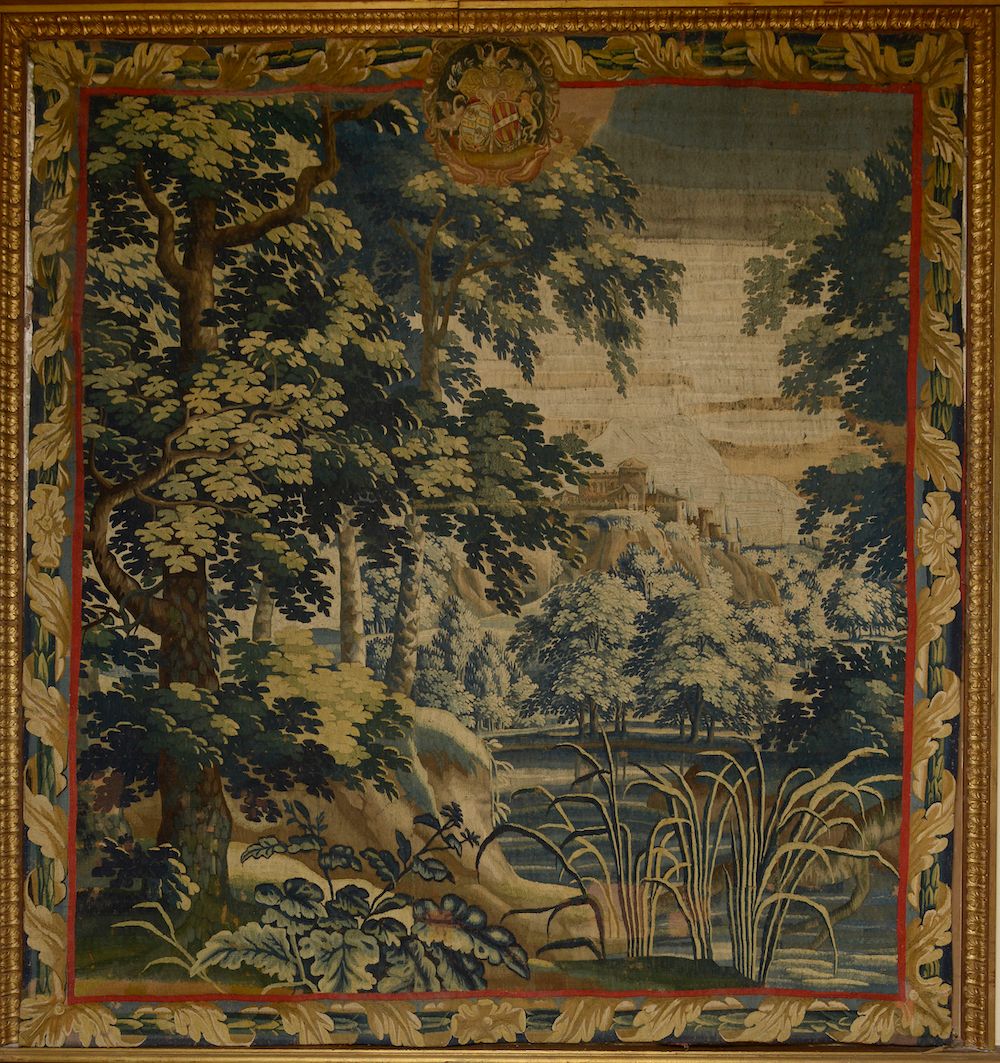 Null 奥德纳德，佛兰德斯，17世纪末。

重要和精细的丝绸和羊毛挂毯。

在前景中，芦苇和河流被精细地描绘出来，周围是丰富而繁茂的植被。在背景中，在一座山上&hellip;