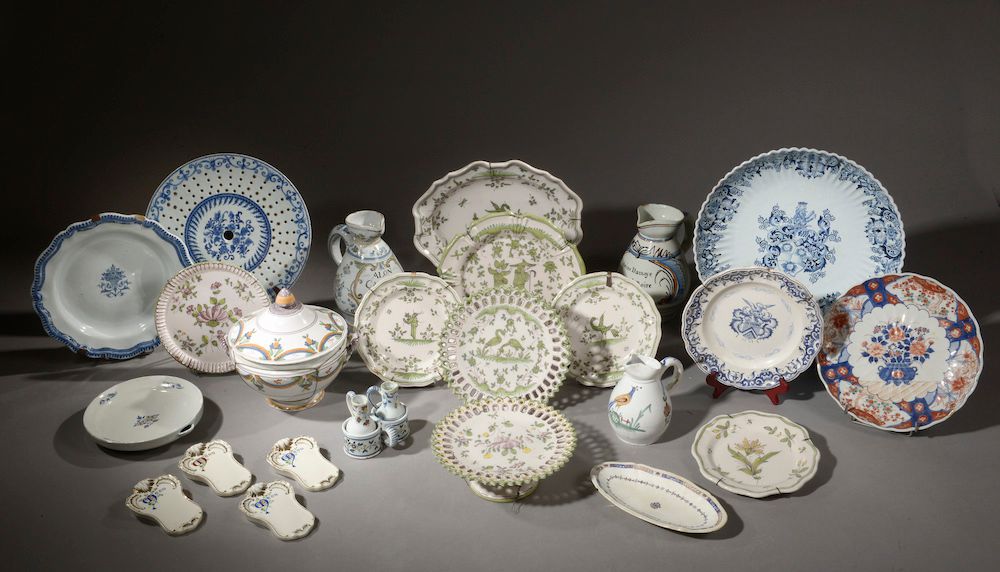 Null 一套大约二十三件欧洲或亚洲的陶瓷，包括盘子和菜单架。

18、19和20世纪。

盘子的长度：41.5厘米（最大的）。

三个玻璃盐壶（有缺口）。

&hellip;