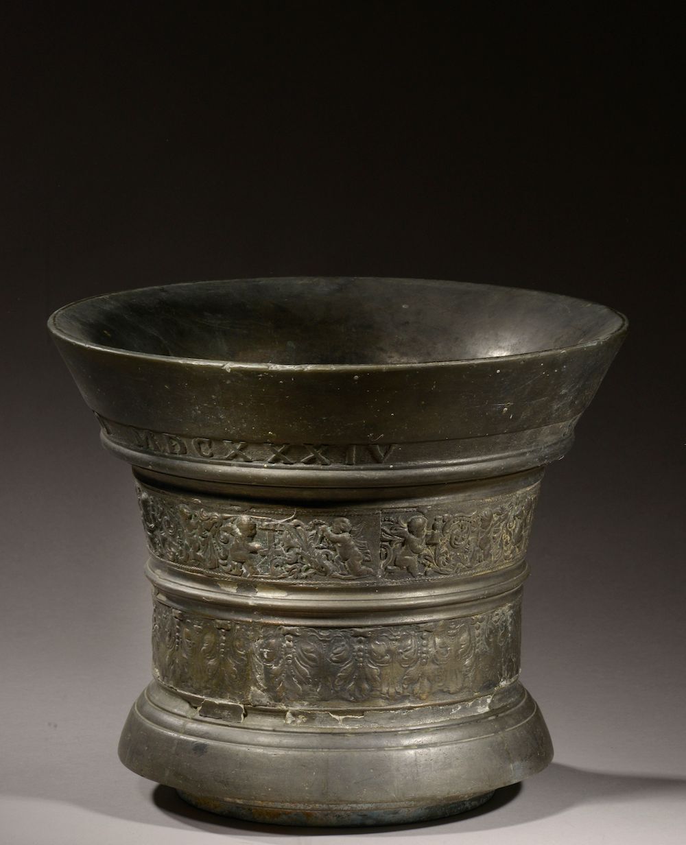 Null 
重要的铜钵，装饰有两条叠加的辫子，边框上注有 "SOLI DEO GLORIA W．V.H.ANNO 1634"（恢复性事故）。




法兰德斯，&hellip;