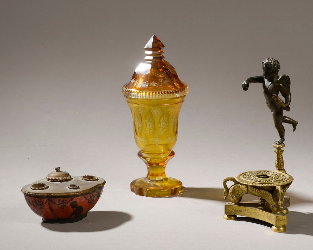 Null 黄色有色玻璃瓶，刻有花的装饰（碎片）。

波西米亚，19世纪末或20世纪初。

高度：23厘米。23厘米高

两个墨水瓶，一个是瓷器和鎏金金属，上面有&hellip;