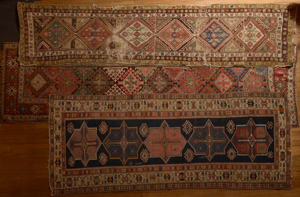Null 
Tre tappeti da sentiero in lana con medaglioni centrali (usura e restauro,&hellip;