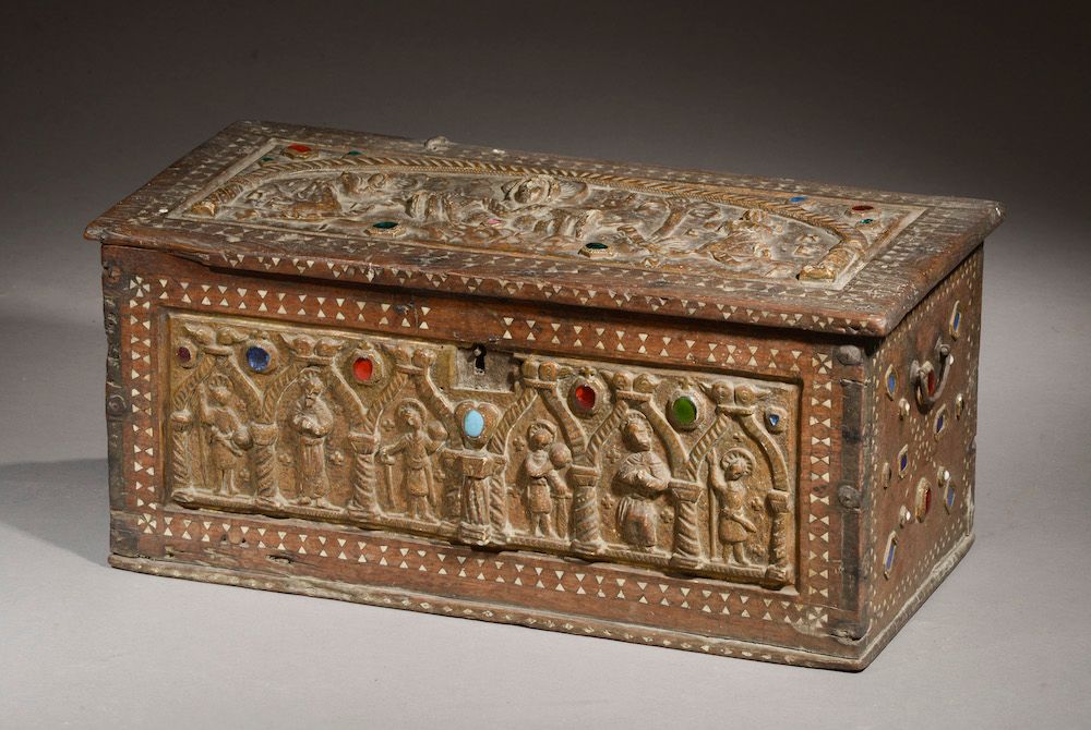 Null 小长方形的箱子，盖子和正面雕刻着拱形的宗教人物。框架上镶嵌着珍珠母，并镶嵌着玻璃器皿（小部分丢失）。

19世纪。

高度：24厘米24厘米 - 宽度&hellip;