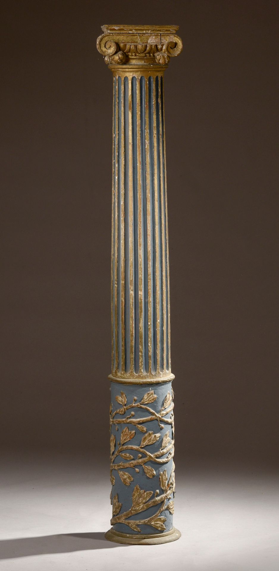 Null 一根木制祭坛柱，下部雕有月桂树叶，镂空有笛子，爱奥尼亚式的资本。重新上了天蓝色的漆，部分镀金（有缺口和缺失的部分）。

18世纪。

身高：170厘米&hellip;