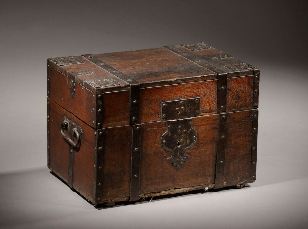 Null Small wooden chest with studded metal fittings. 19th century.

Height : 31 &hellip;