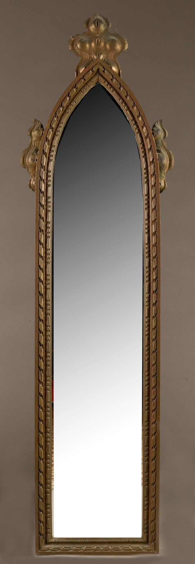 Null 木制镜子和镀金构图，采用大型哥特式拱廊的形式，顶部有芙蓉花。

新哥特式时期。

身高：133厘米133 cm - 宽度 : 37 cm