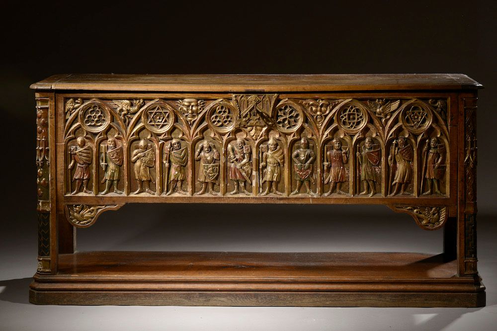Null 
Coffre rectangulaire en bois à façade abattante sculptée de chevaliers en &hellip;