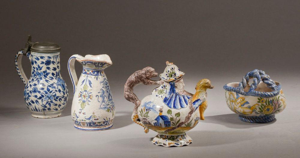 Null 一套四件陶器，包括三个意大利、波斯和荷兰的陶罐和一个碗（有裂纹和缺口）。

18、19和20世纪。

高度18.5厘米（最大的）。