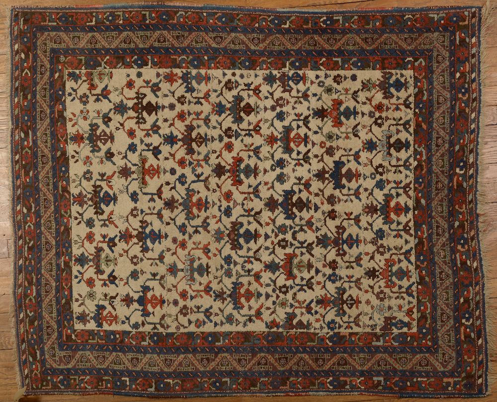 Null 小巧的高加索地毯，奶油色背景上有狼蛛图案，三层边框（磨损）。

160 x 135 cm