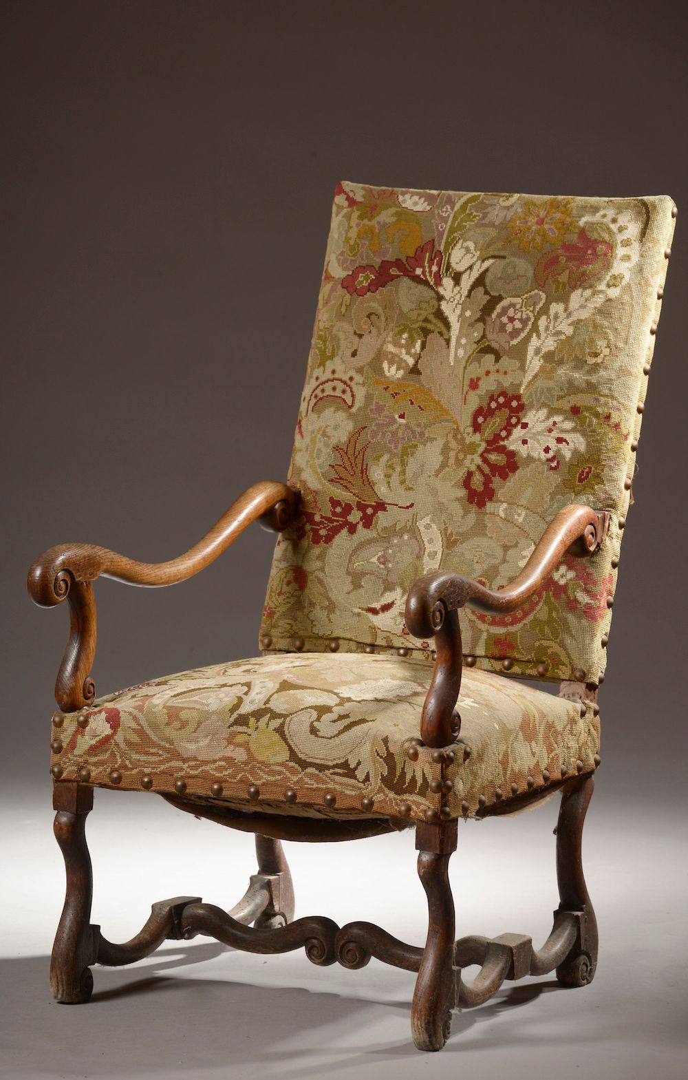 Null 白蜡木雕刻的 "羊骨 "扶手椅，H型支撑腿。

椅垫上有小点的花（磨损）。

路易十三的风格。

身高：115厘米115厘米 - 宽度：65厘米 - &hellip;