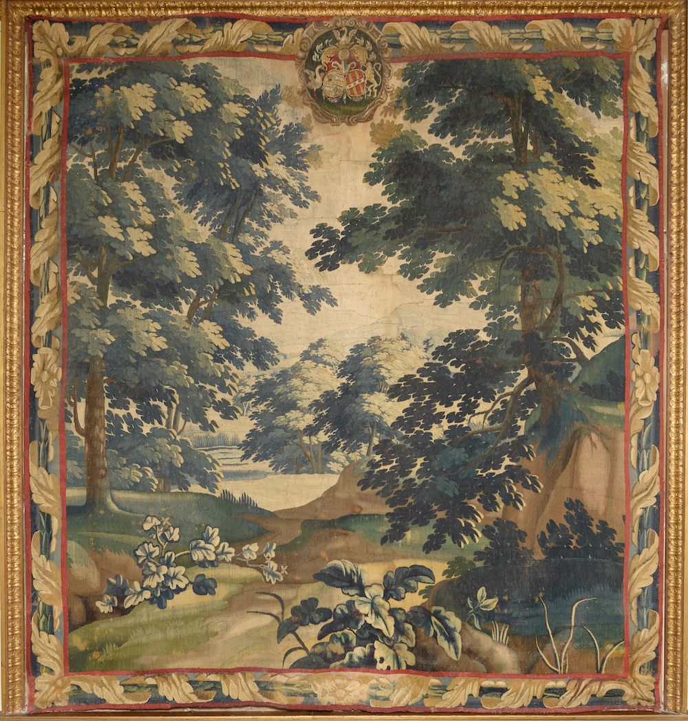 Null 奥德纳德，佛兰德斯，17世纪末。

重要和精细的丝绸和羊毛挂毯。

在前景中，精细绘制的植物和树木，在一个由美丽植被接壤的空地前。

边框为框架形式，&hellip;